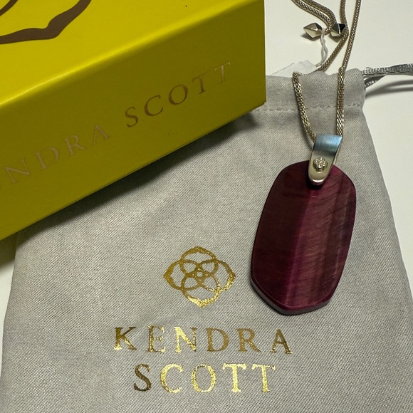 Kendra Scott Inez Bordeaux Maroon Tiger Eye Gold Plated Pendant Necklace NWT - Picture 1 of 4